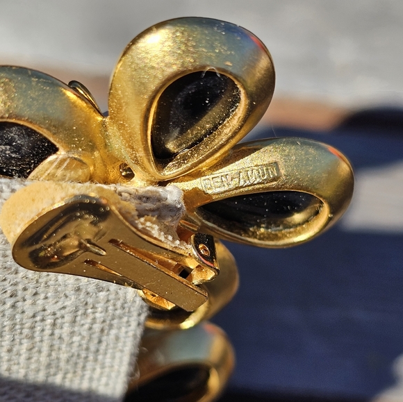 Vtg. Ben-Amun daisy clip on earrings - Picture 2 of 6